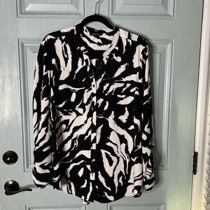 Black and white button up blouse. Perfect with black pants, skirt or leggings.